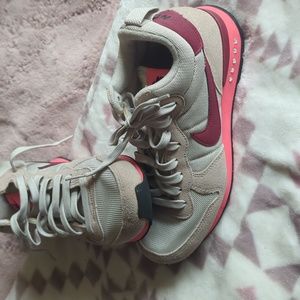 Very gently used Nike shoes